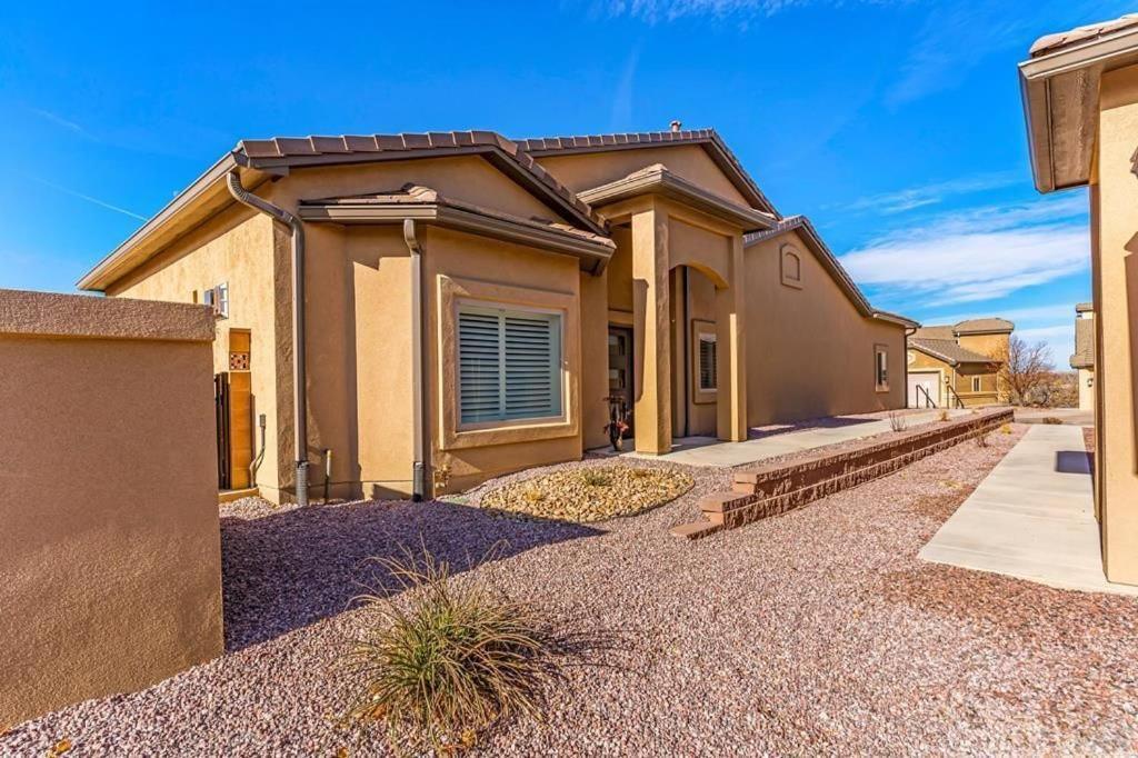 Townhome Modern Pueblo Exterior photo